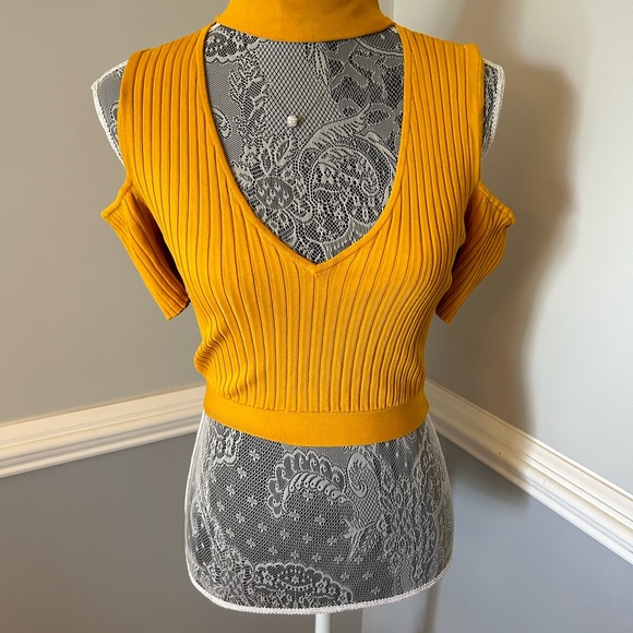 BCBG Tops - EUC BCBG Ribbed Cold Shoulder Crop Top Size M